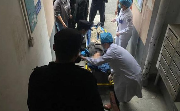 78岁老人突然出事，相伴9年的“金毛”反常举动救下一命！