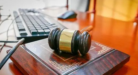不堪忍受狗乱拉屎，上海女子喷撒驱狗剂，被犬主告了！