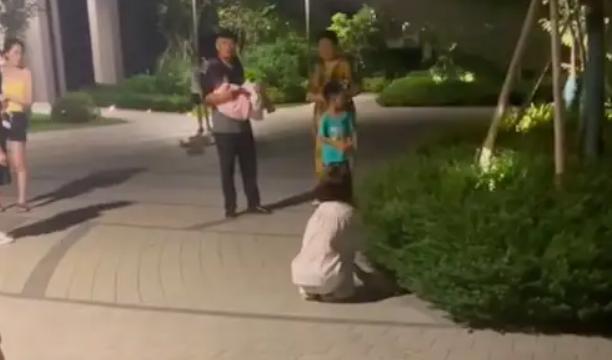 女生遛狗没栓牵引绳吓到女孩，被家长直接抓起摔死！