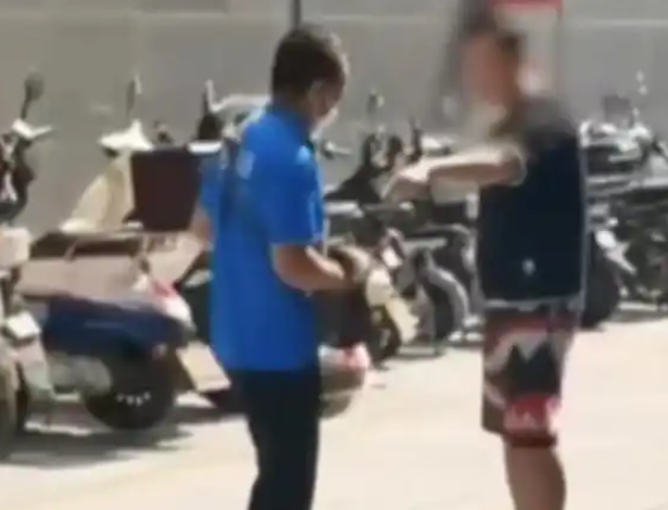 遛狗男子强迫外卖员道歉？警方通报