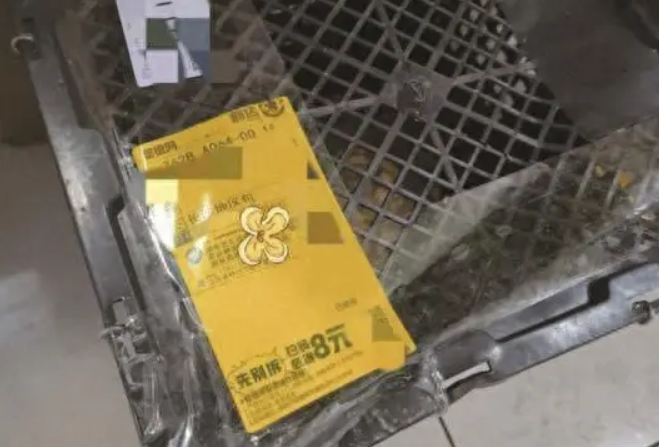 网购小猫竟用塑料筐寄来 网友质疑违规寄递活体动物