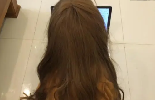 二哈戴假发装扮成女主人，看到狗子正面时被逗笑了