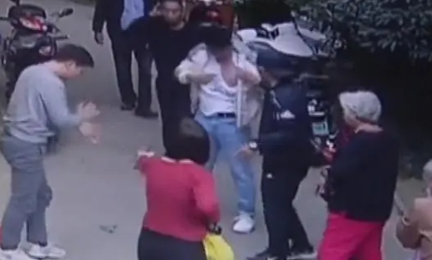河南一狗主人要求路人给狗道歉，遭拒后还把路人给打了