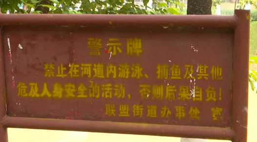 路人劝阻也不听？男子拉着狗在盘龙江边……