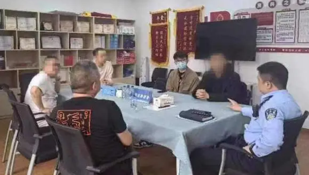 居民自费在小区为流浪猫安置喂食器，没几天就被邻居砸了