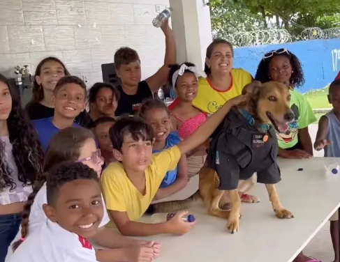 流浪狗子赖在警局混吃混喝，最后成功获得编制....