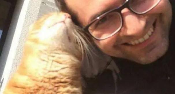 男子带猫咪去上课，没过多久就困得眼泪花花，坚持不住睡着了