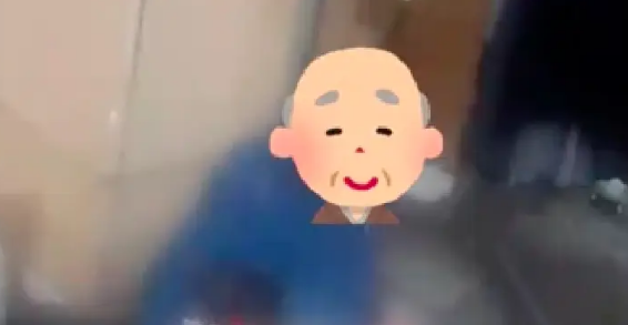 大爷遛狗摔倒了没人发现，狗狗一直狂叫不止提醒路人，来帮忙救人