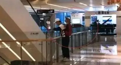 网友背着狗狗出门，狗狗发现有人偷拍它时，露出了这样的表情