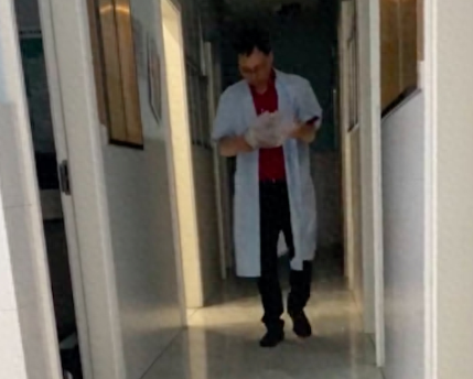 狗狗看到打针的医生来，连瞳孔都地震了！