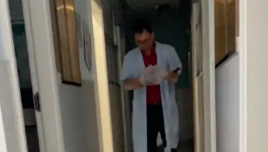 狗狗看到打针的医生来，连瞳孔都地震了！狗：日子要到头了吗？