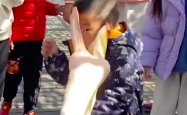 在动物园被鹈鹕灌顶了！小孩哥表示永生难忘！