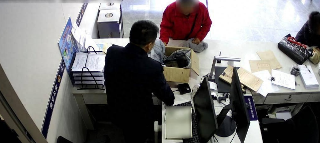 8只小奶狗被遗弃，它们的新生活在警民爱心接力中展开……