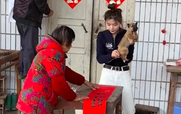 小狗将毛笔咬坏了,主人直接用狗尾巴蘸墨汁写对联!狗尾书对? 小狗将毛笔咬坏了,主人直接用狗尾巴蘸墨汁写对联!狗尾书对?