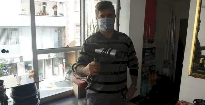 为了帮窗外的鸽子烘干打湿的羽毛，大叔举着吹风机吹了它15分钟